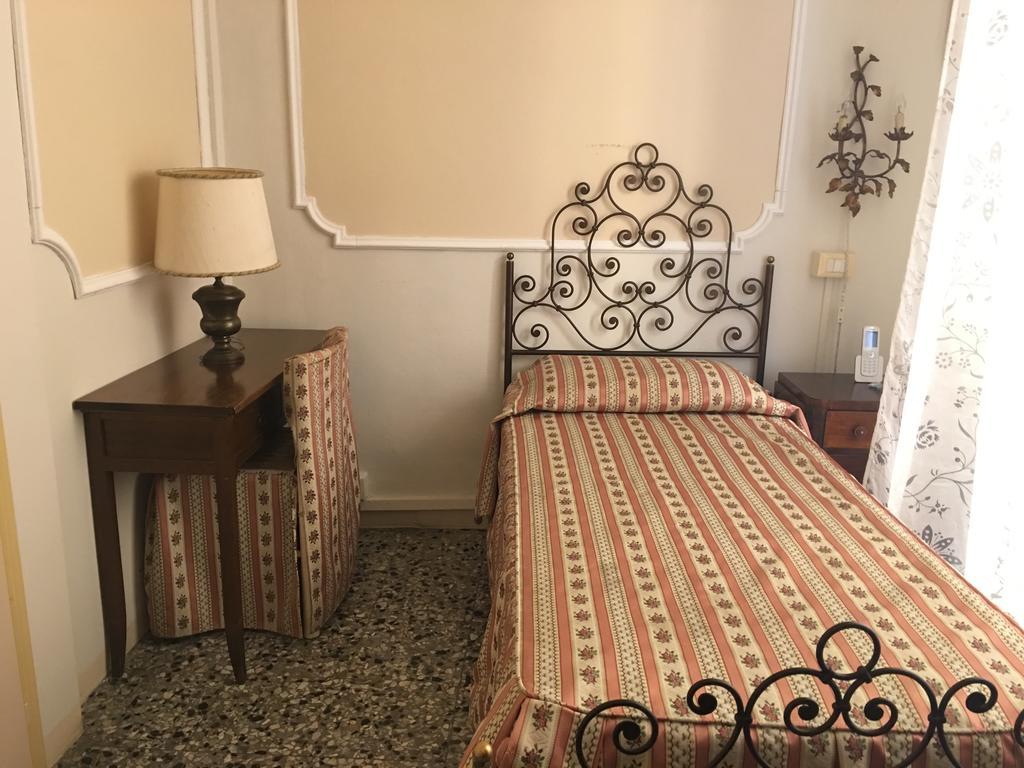 Bed and Breakfast Relais Centro Storico Residenza D'Epoca Pisa Habitación foto